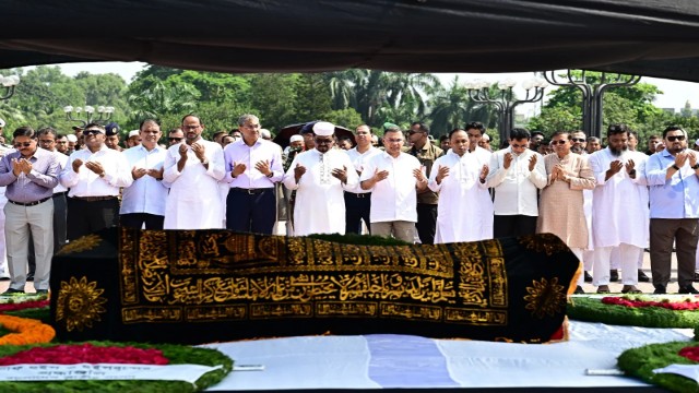 বিএনপি নেতা সালাহউদ্দিন আহমেদের জানাজায় অংশ নিলেন প্রধানমন্ত্রী তারেক রহমান